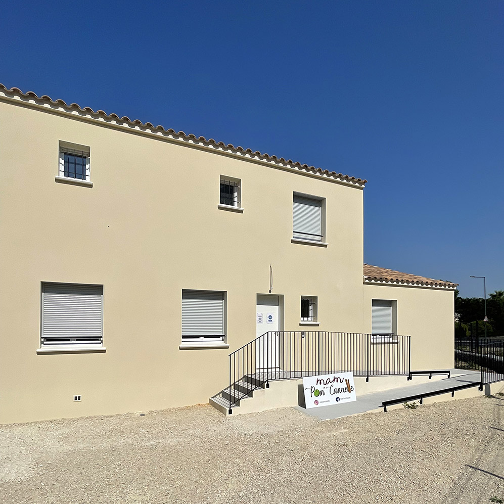 Entrée de la MAM Pom Cannelle à Sarrians