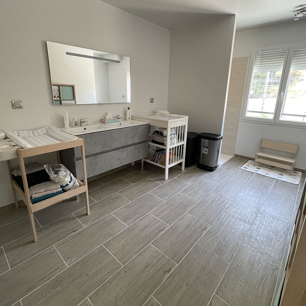 Salle de bain de la MAM Pom Cannelle à Sarrians